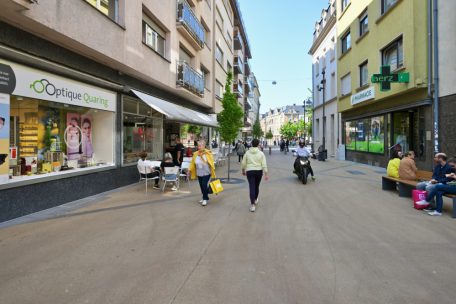Autofahrer befahren den Shared Space in Düdelingen – auch zu Zeiten, wenn dies eigentlich nicht erlaubt ist