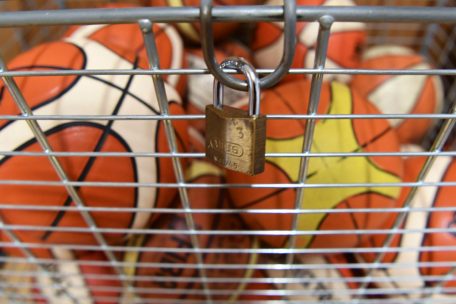 Kommentar / 200 Kinder vor verschlossener Tür: Sportangebot wird Nachfrage nicht gerecht