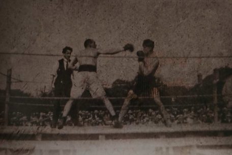 Foto des vielleicht ersten offiziellen Boxkampfs Luxemburgs zwischen Pitt Welter (r.) und Camille Krau im Jahr 1918