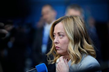 Vor Gericht / Flüchtlinge nach Niederlage für Meloni in Italien angekommen