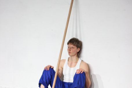 Clio Van Aerde explore actuellement le sujet du travail manuel, invisible et stigmatisé