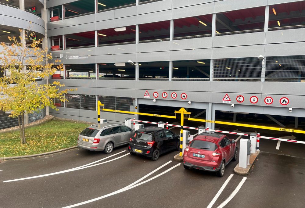 CFL-Parking Belval / Wo Autofahrern der Geduldsfaden reißt: Warten vor den Schranken, trotz Abo und freier Plätze im Innern