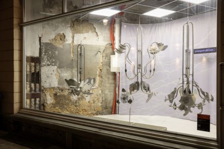 Kunst an ungewohnten Orten: Die Künstlerin Léa de Cacqueray ist mit „De Fatum“ Teil des Projekts „Capsule“