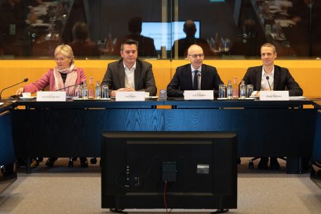 Die vier Vertreter der Regierung: Martine Hansen, Lex Delles, Luc Frieden, und Serge Wilmes (v.l.n.r.)
