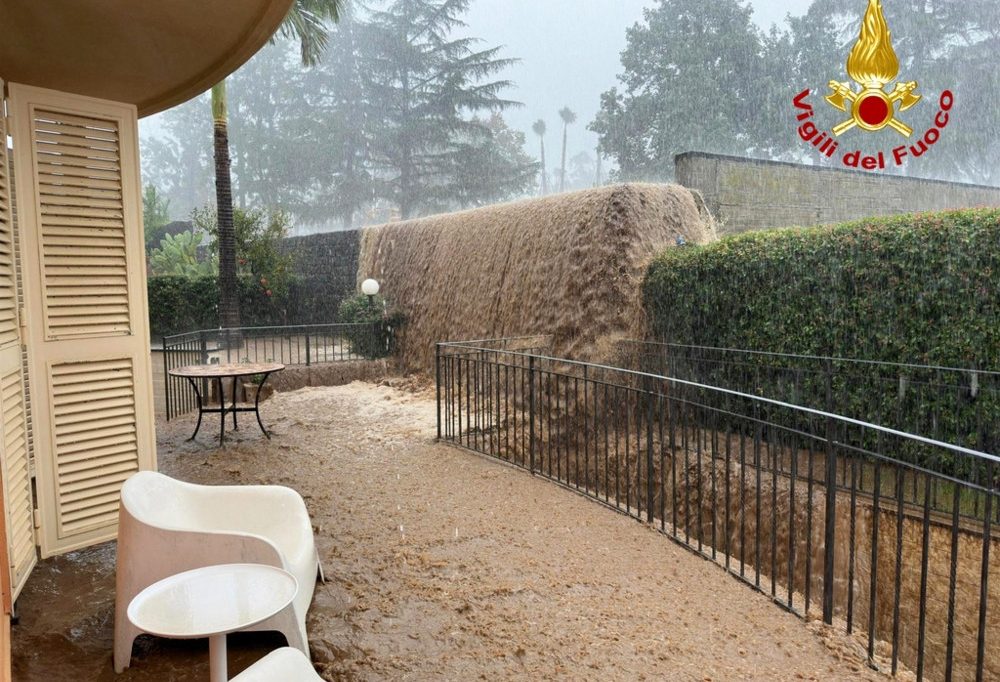 Italien / Autos bei Unwetter auf Sizilien ins Meer gespült