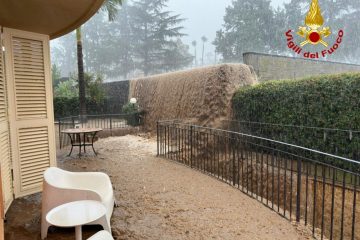 Italien / Autos bei Unwetter auf Sizilien ins Meer gespült