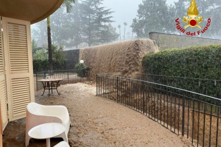 Italien / Autos bei Unwetter auf Sizilien ins Meer gespült