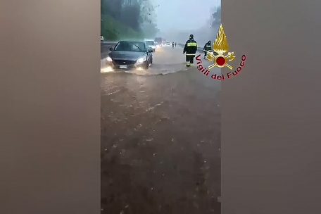 Dieses Screenshot aus einem Video der italienischen Feuerwehr zeigt Autos auf einer überfluteten Straße