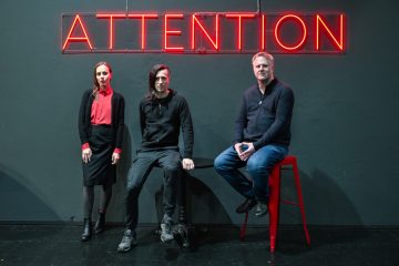 Bertolt Brecht / „Die heilige Johanna der Schlachthöfe“ im Nationaltheater: ein multilinguales und -mediales Spektakel