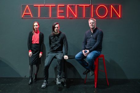 Bertolt Brecht / „Die heilige Johanna der Schlachthöfe“ im Nationaltheater: ein multilinguales und -mediales Spektakel