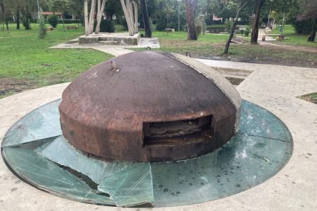Relikt der sozialistischen Ära: verglaster Minibunker am Mutter-Theresa-Boulevard in Tirana/Albanien