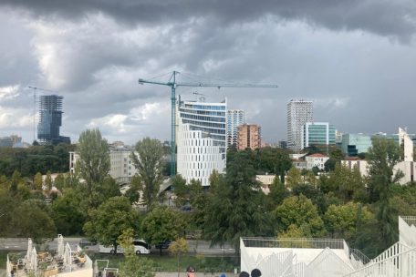 Stadt im Bauboom und im Dauerwandel: die Skyline von Tirana