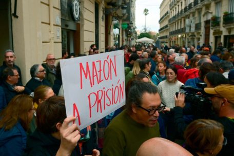 Ein Demonstrant hält ein Schild mit der Aufschrift „Mazón ins Gefängnis“, während Dutzende den Rücktritt des Regionalpräsidenten Carlos Mazón fordern