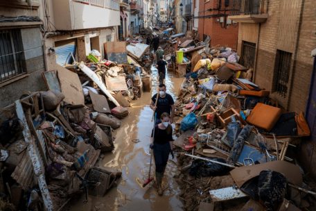 Spanien / Wut und Solidarität im Zeichen der Not: Wie freiwillige Helfer die Lasten der Flut tragen