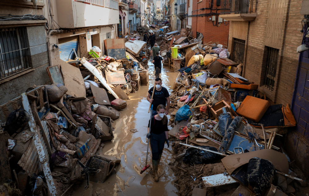 Spanien / Wut und Solidarität im Zeichen der Not: Wie freiwillige Helfer die Lasten der Flut tragen