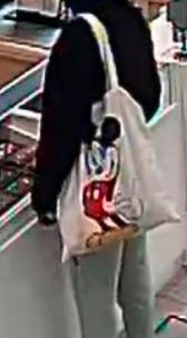 Der Dieb trug eine auffällige Tasche