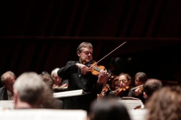 Alain spannt den Bogen / Die Philharmonie empfing die Staatskapelle Dresden, mit der Sopranistin Asmik Grigorian wurde es romantisch
