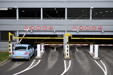 Ob die Schranke sich öffnet, hängt auch mit der automatischen Erfassung des Nummernschildes zusammen. Das funktioniert nicht immer reibungslos.