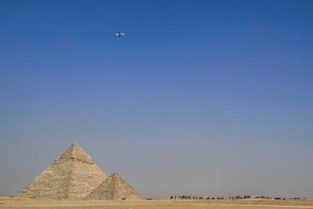 Kletternder Vierbeiner / Hund auf Spitze von Gizeh-Pyramide wird zum Touristenmagneten