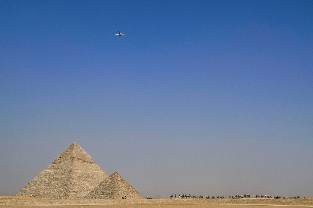 Kletternder Vierbeiner / Hund auf Spitze von Gizeh-Pyramide wird zum Touristenmagneten