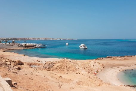 Ägypten / Touristen-Boot mit 45 Menschen an Bord im Roten Meer gesunken