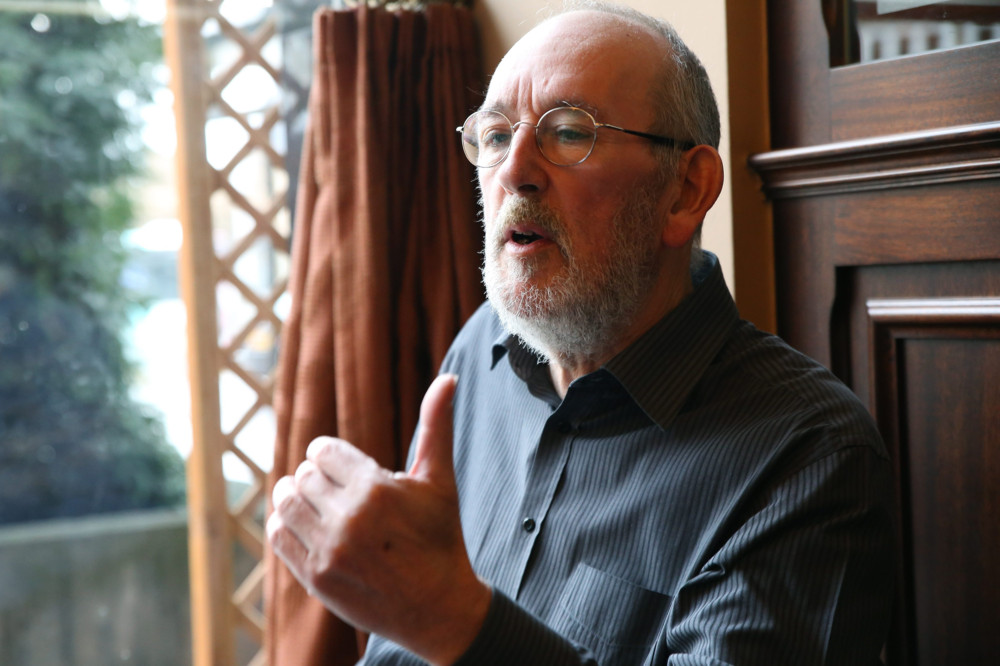 Literaturkritik / Guy Rewenig geht in „Bärenklau“ auf Kriegszug gegen „Sensitivity Reader“