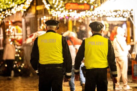 Deutschland / Vierjähriger streckt Weihnachtsmann Zunge heraus – Junge bekommt Rute in Gesicht