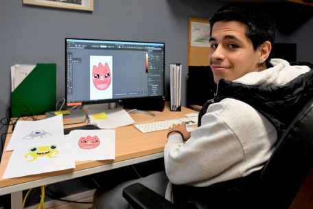David freut sich, wenn er am Computer Illustrationen, Flyer und vieles mehr anfertigen kann