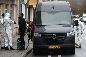 Brand in Esch / Eine Person lebensgefährlich verletzt – Experten ermitteln, Straße bleibt noch gesperrt