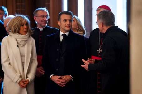 Der französische Präsident Emmanuel Macron und seine Frau Brigitte Macron besuchen die Kathedrale Notre-Dame de Paris in Paris am 29. November 2024