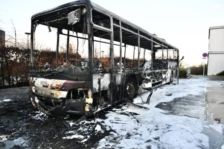 Schifflingen / Bus fängt Feuer vor „Maison relais“ – CGDIS: Fahrzeug in „Vollbrand“
