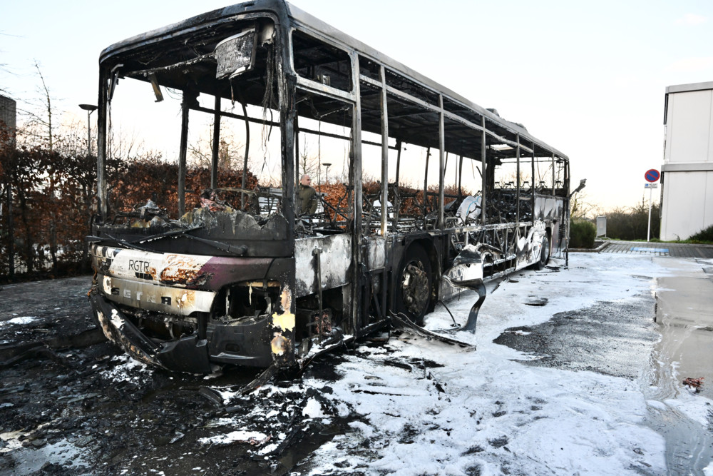 Schifflingen / Bus fängt Feuer vor „Maison relais“ – CGDIS: Fahrzeug in „Vollbrand“
