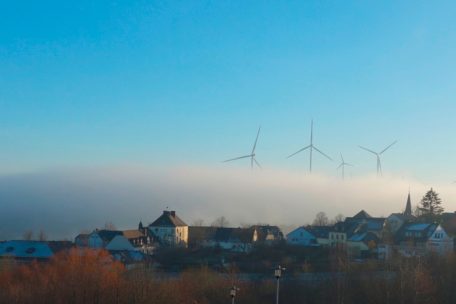 „Schwebender“ Windpark hinter der Nebelwand