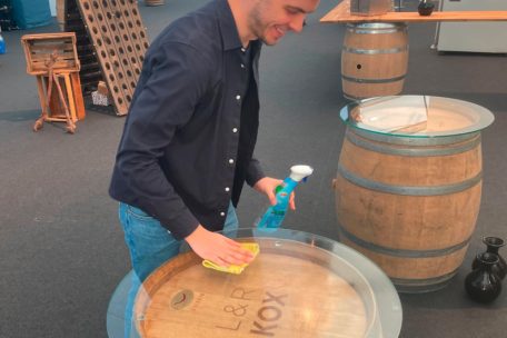 So fing der Besuch auf der „Fête des vins et crémants“ an: Cédric beim Putzen der Tische …
