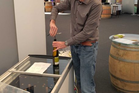 … und Chris beim Öffnen der Weinflaschen