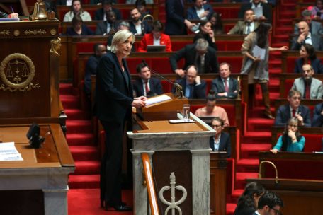 Kräfteverhältnis / Frankreichs Parlament vor Misstrauensvotum – Debatte startet