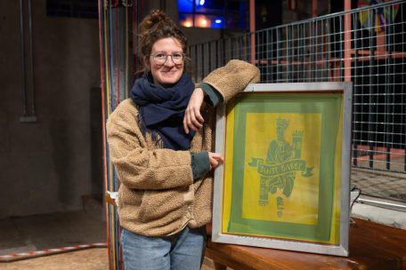 Irina Moons mit einem Siebdruck der Heiligen Barbara. Das Motiv hat die KuFa-Grafikerin Claudine Furlano entworfen.