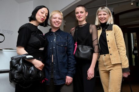 Noé Duboutay (zweite Person von links) bei der Ausstellung „Gossip“ im Cercle Cité