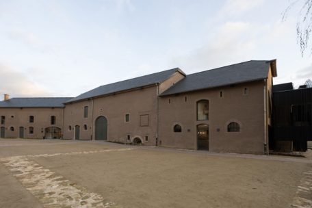 Die renovierten Nebengebäude