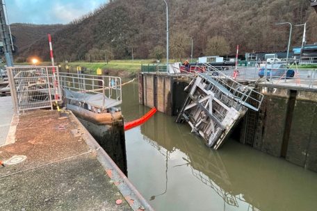 Deutschland / Transportschiff auf dem Weg nach Mertert knallt gegen Moselschleuse – Wasserstraße bis März gesperrt