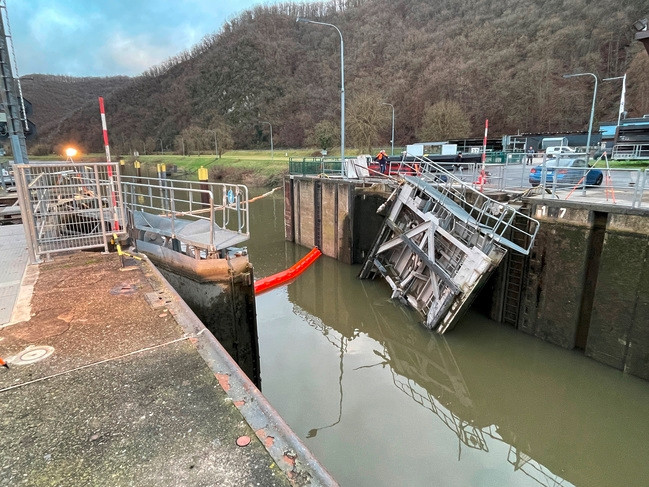 Deutschland / Transportschiff auf dem Weg nach Mertert knallt gegen Moselschleuse – Wasserstraße bis März gesperrt