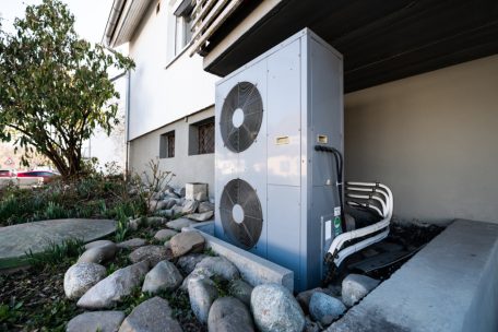 Medienbericht / ILR-Vizedirektor: Strom könnte unter anderem für Nutzer von Wärmepumpen und E-Autos teurer werden