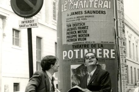 Philippe Noesen (links) und Tun Deutsch vor einem Plakat von Pit Weyer