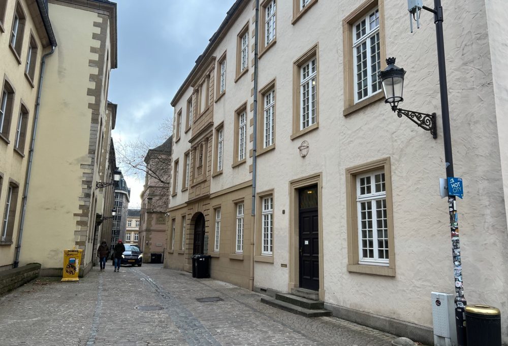 Medienbericht / Verdächtiges Paket vor Staatsministerium löst Polizeieinsatz aus