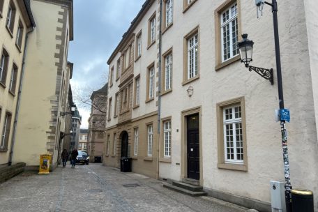 Medienbericht / Verdächtiges Paket vor Staatsministerium löst Polizeieinsatz aus