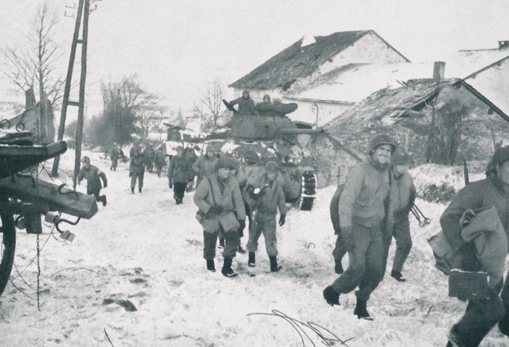 E Bléck duerch d’Lëns / Gedenkfeiern in Hamm und Bastogne: 80 Jahre Ardennenoffensive
