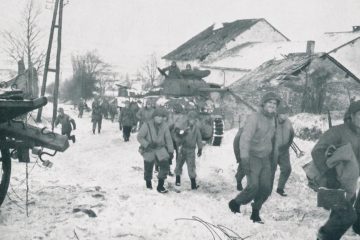 E Bléck duerch d’Lëns / Gedenkfeiern in Hamm und Bastogne: 80 Jahre Ardennenoffensive