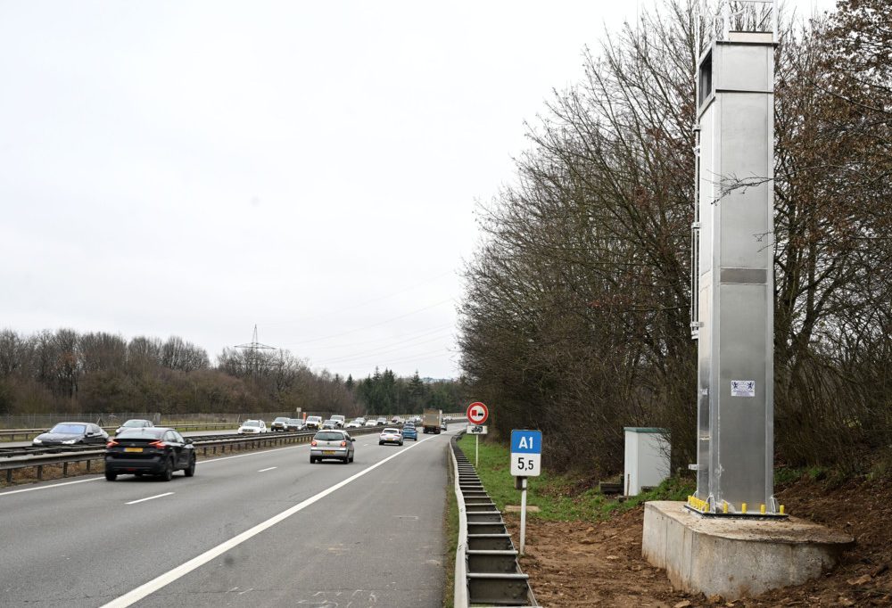 Zwischen Howald und Irrgarten / Rätselhaftes Bauwerk: Was haben die grauen Säulen am Rande der A1 zu bedeuten?