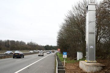 Zwischen Howald und Irrgarten / Rätselhaftes Bauwerk: Was haben die grauen Säulen am Rande der A1 zu bedeuten?