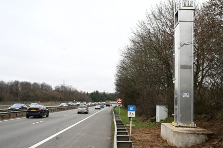 Zwischen Howald und Irrgarten / Rätselhaftes Bauwerk: Was haben die grauen Säulen am Rande der A1 zu bedeuten?